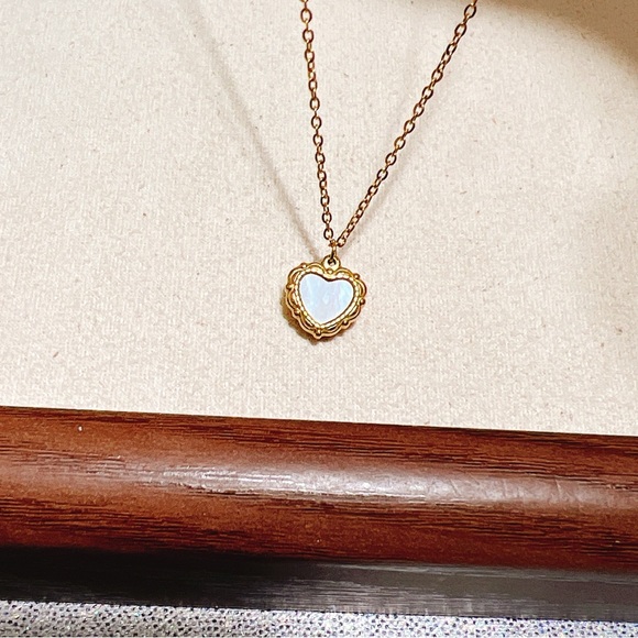 Stainless steel , real mother of pearl gold heart 💛 necklace - Picture 6 of 8